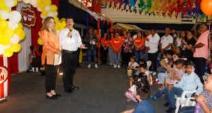 Dámaso Anaya y su esposa presiden el festival del SUTUAT por el Día del Niño